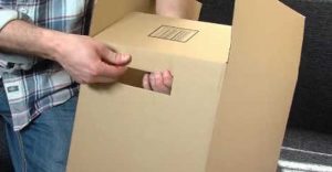 Tạo lỗ hổng để tạo tay cầm trên thùng carton