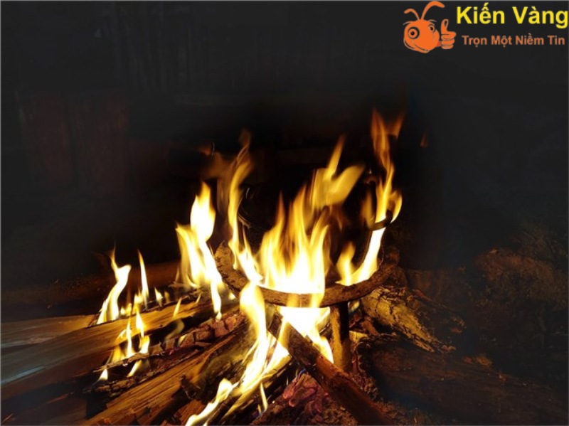 Bếp lửa mang đến sự ấm áp, sung túc và hạnh phúc cho cả gia đình.